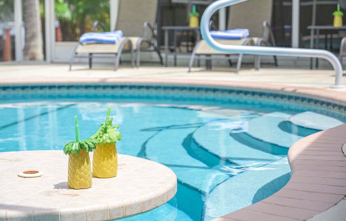 Beheizter Pool mit Liegen auf der Lanai am Kanal.