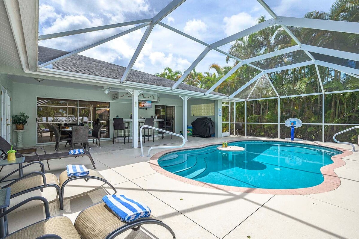 Beheizter Pool auf der Lanai mit Blick auf den Kanal.