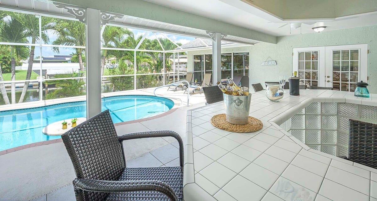 Beheizter Pool auf der Lanai mit Blick auf den Kanal und Bootsdock.