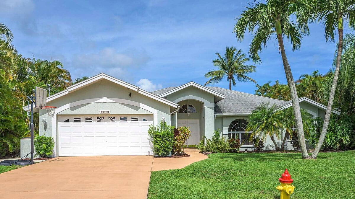 Beheizter Pool mit Sonnenliegen auf der Lanai am Kanal.