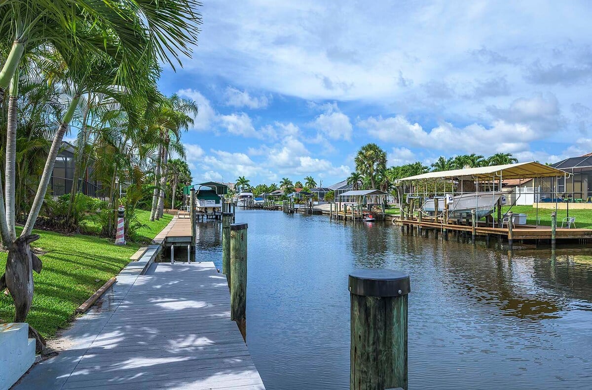 Beheizter Pool auf der Lanai mit Blick auf den Kanal und Bootsdock.
