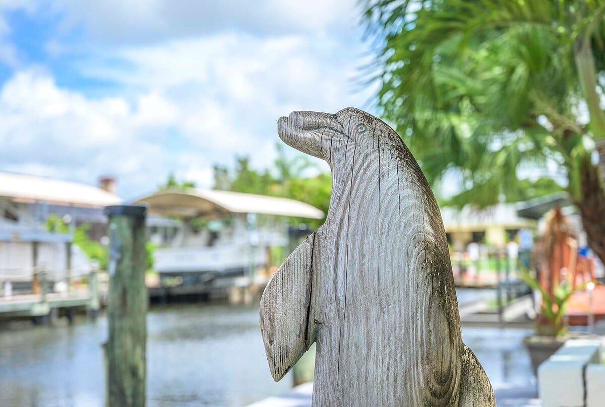 Beheizter Poolbereich mit Sonnenliegen auf der Lanai am Kanal.