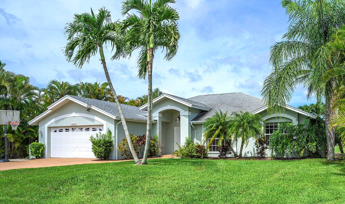 Überdachte Lanai mit Sitzbereich und Blick auf den Kanal.