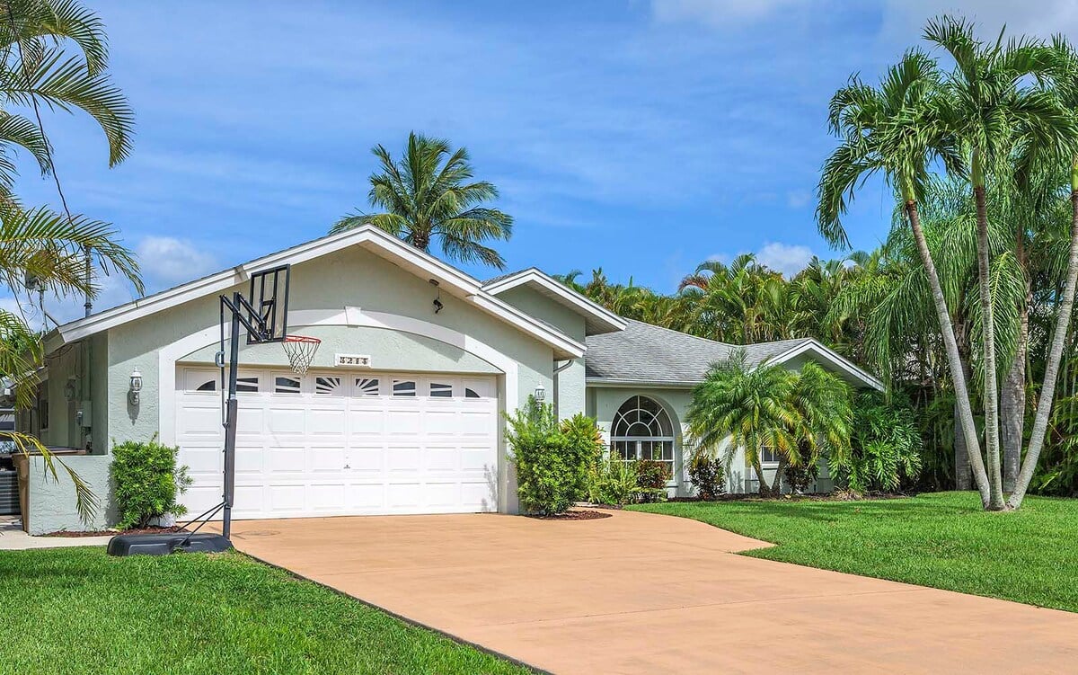 Beheizter Pool auf der Lanai mit Blick auf den Kanal und Bootsdock.