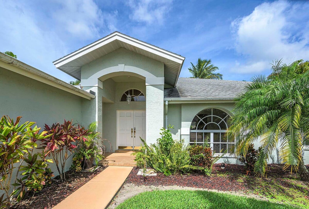 Wohnbereich mit Sitzgruppe und Blick zur Terrasse.