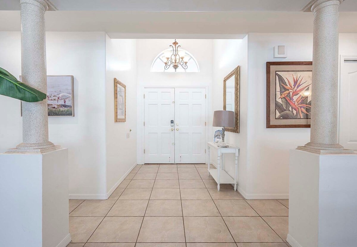 Beheizter Pool auf der Lanai mit Blick auf den Kanal und Bootsdock.