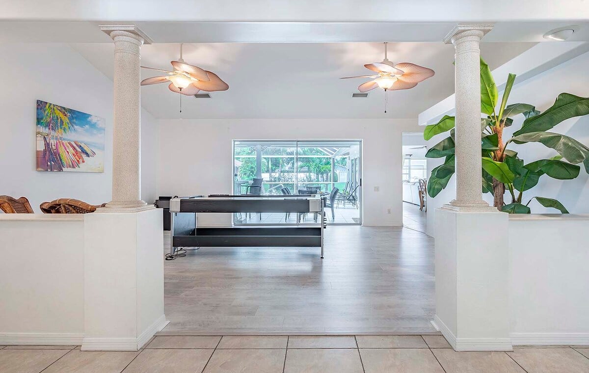 Beheizter Pool auf der Lanai mit Blick auf den Kanal und Bootsdock.