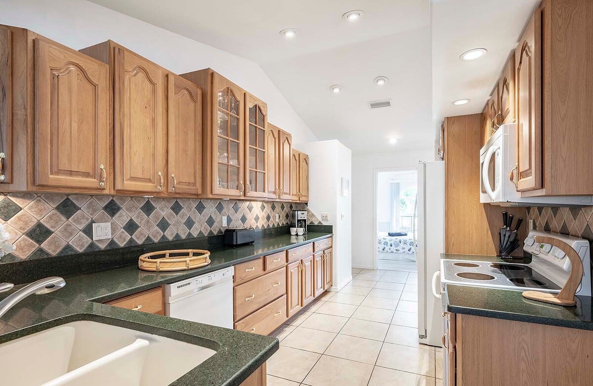 Beheizter Pool auf der Lanai mit Blick auf den Kanal.