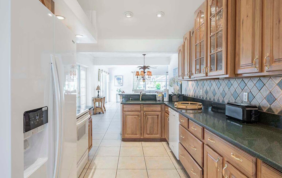 Beheizter Poolbereich mit Sonnenliegen und Blick auf den Kanal.