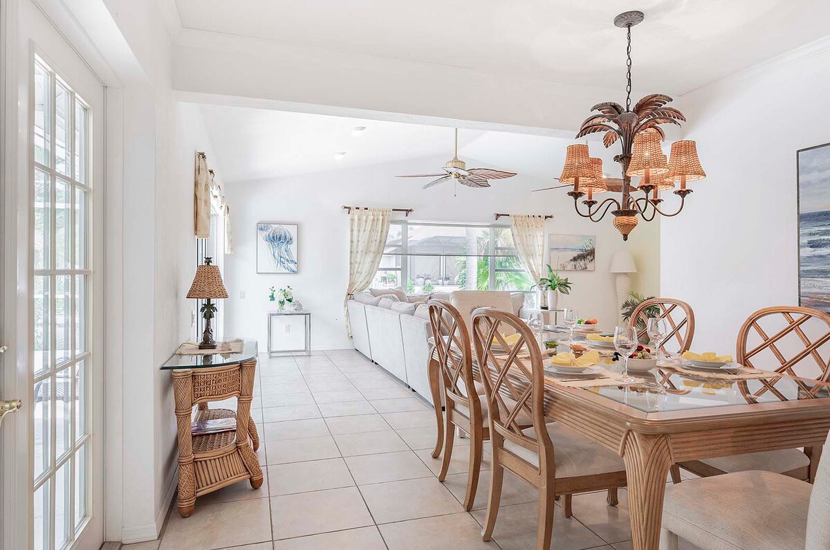 Beheizter Pool auf der Lanai mit Blick auf den Kanal und Bootsdock.