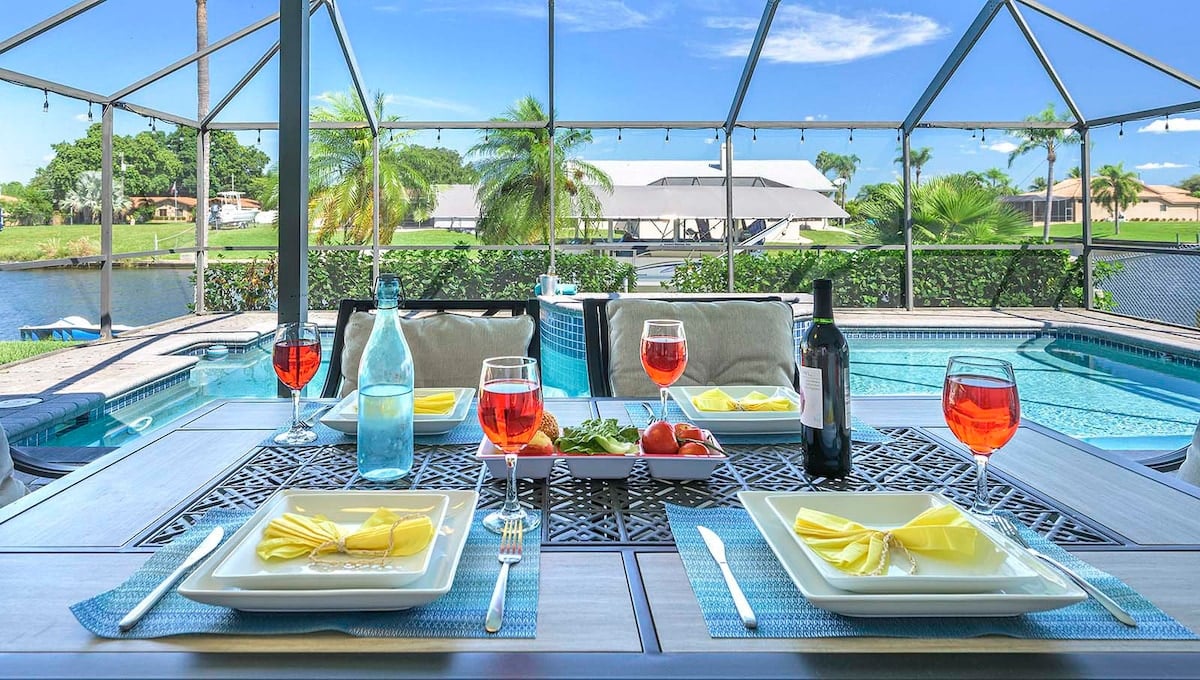 Beheizter Pool und Whirlpool auf der Lanai am Kanal mit Bootsanleger.