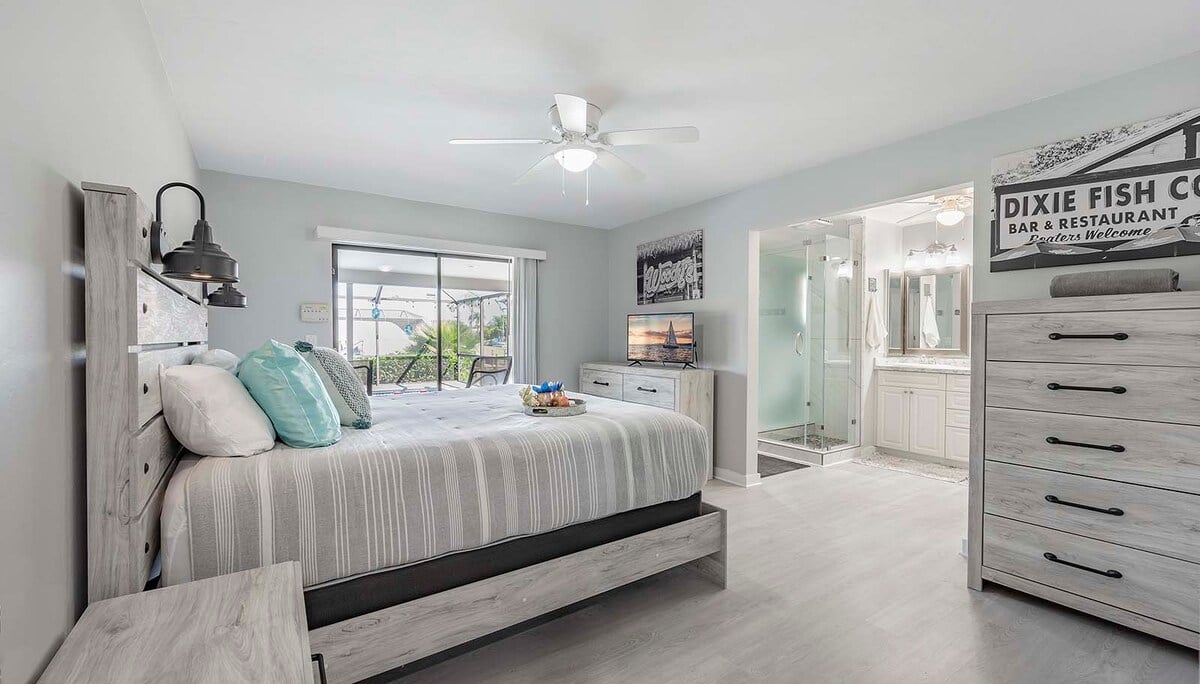 Beheizter Pool und Whirlpool auf der Lanai mit Blick auf den Kanal.