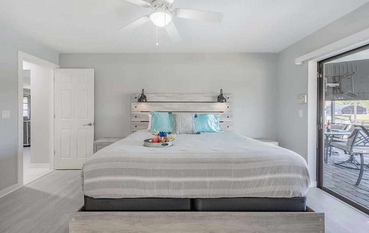 Beheizter Pool und Whirlpool auf der Lanai mit Blick auf den Kanal.