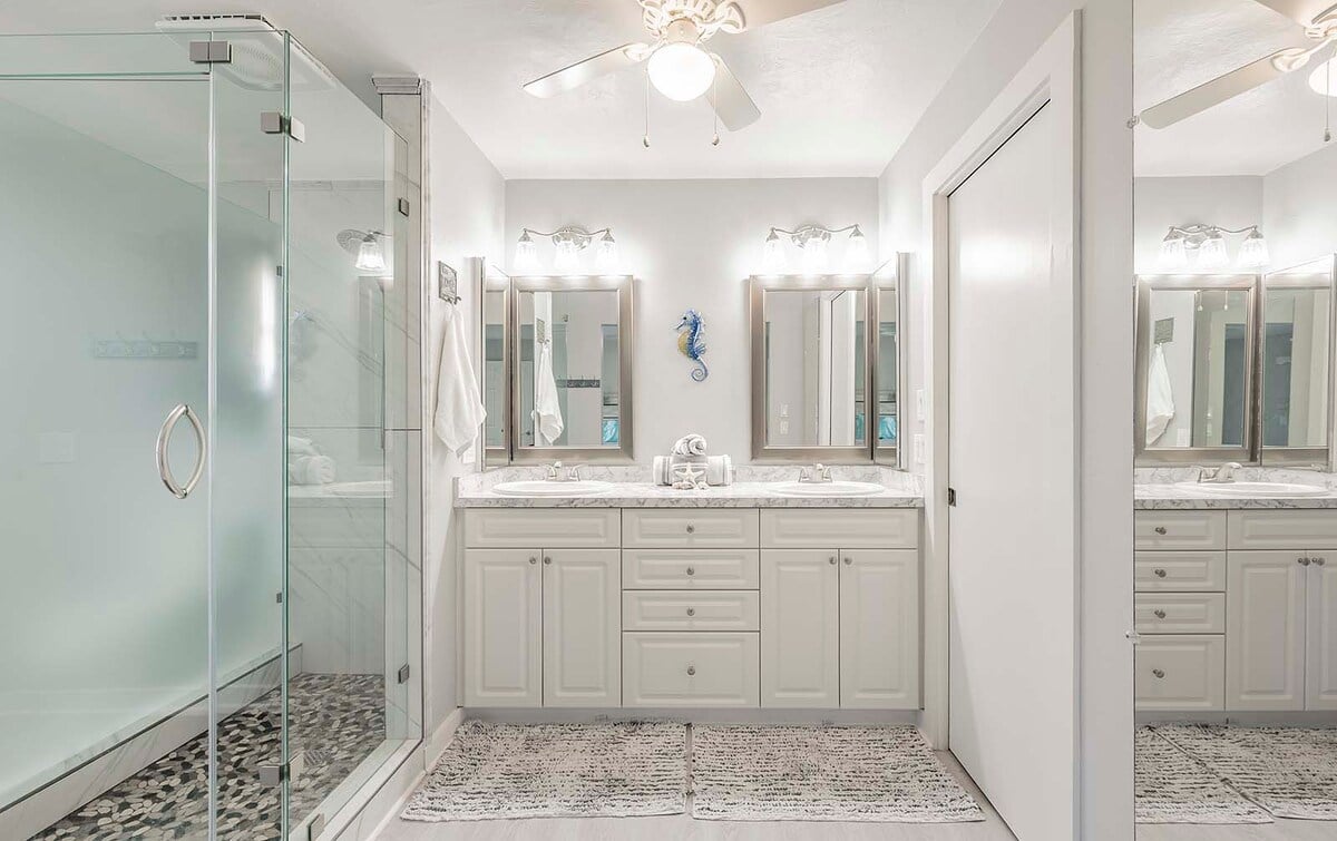 Beheizter Pool mit Whirlpool auf der Lanai am Kanal.