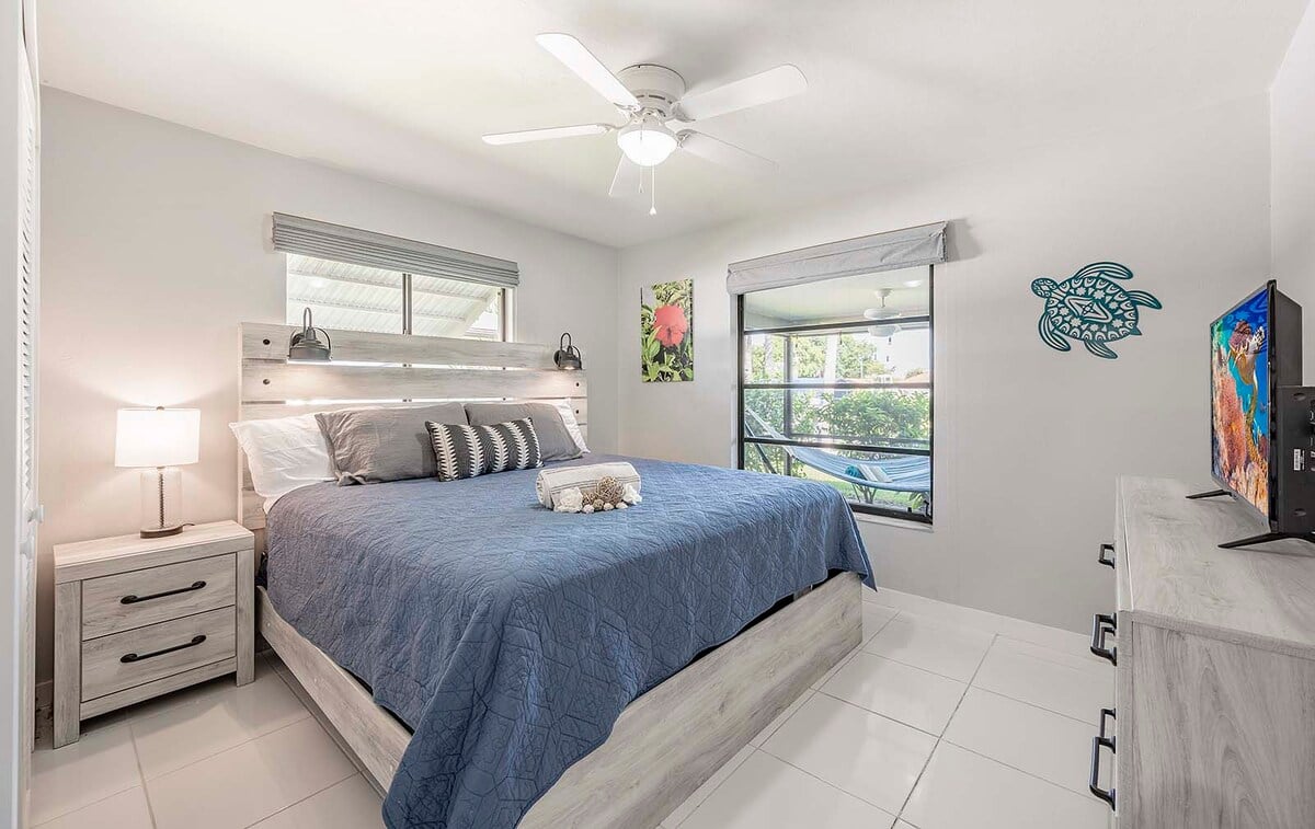 Beheizter Pool mit Whirlpool auf der Lanai am Kanal.