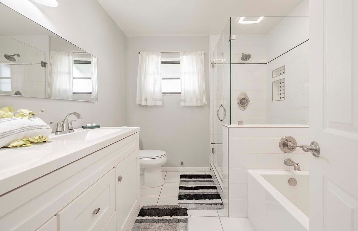 Beheizter Pool und Whirlpool auf der Lanai mit Blick auf den Kanal.