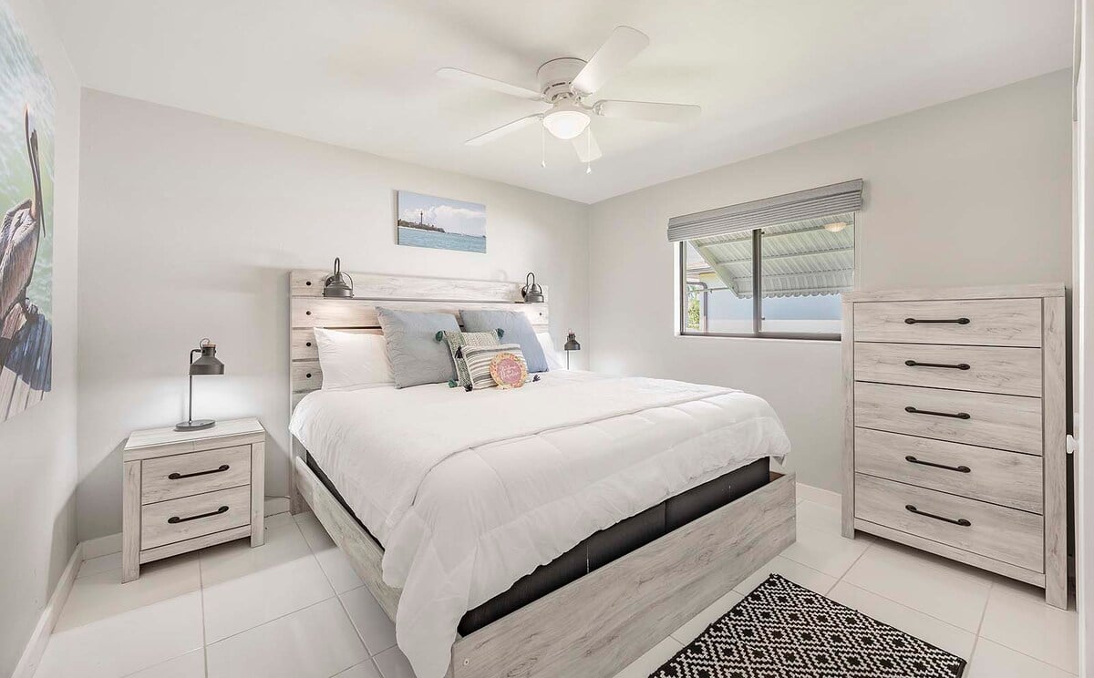 Beheizter Pool und Whirlpool auf der Lanai mit Blick auf den Kanal.