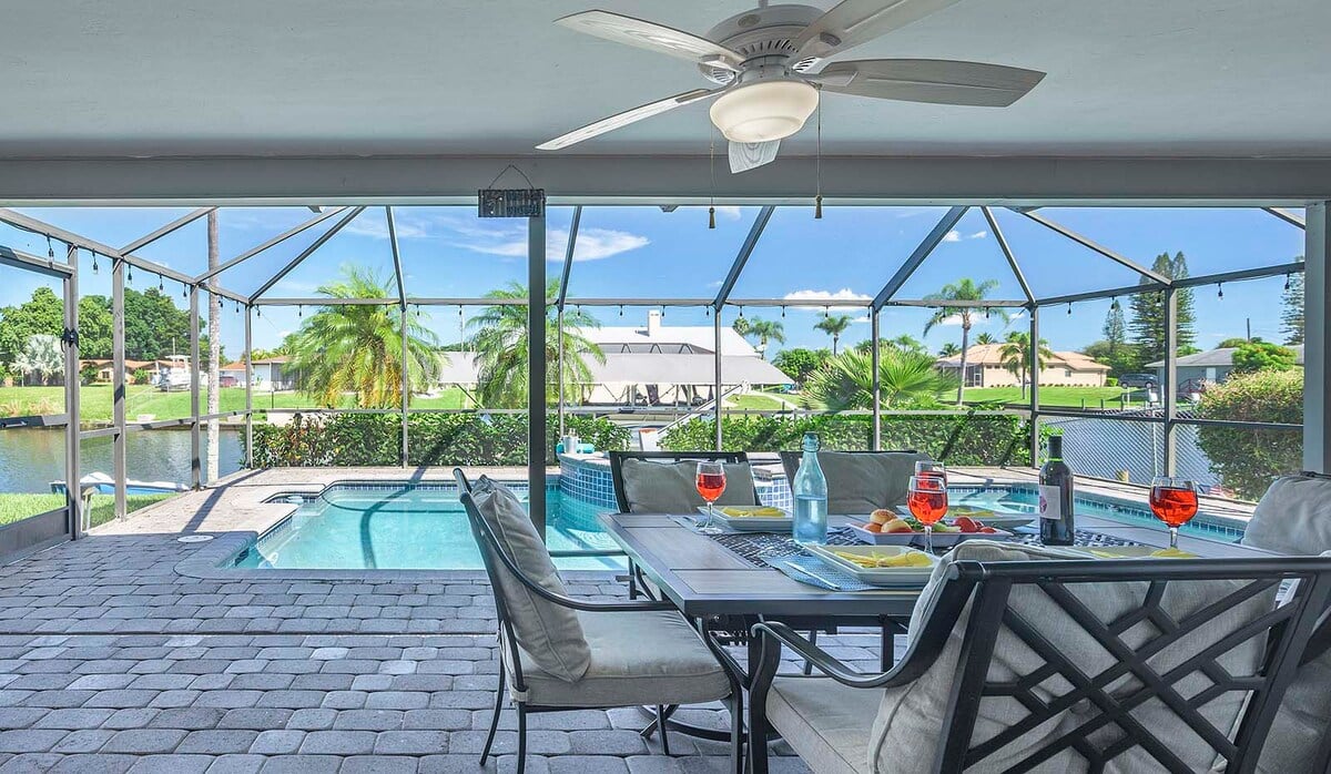 Beheizter Pool und Whirlpool auf der Lanai mit Blick auf den Kanal.