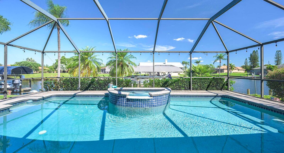 Beheizter Pool und Whirlpool auf der Lanai mit Blick auf den Kanal.