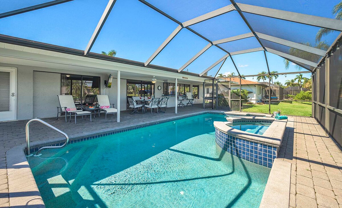 Beheizter Pool und Whirlpool auf der Lanai mit Blick auf den Kanal.