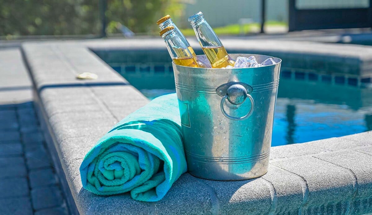 Beheizter Pool mit Whirlpool auf der Lanai am Kanal.