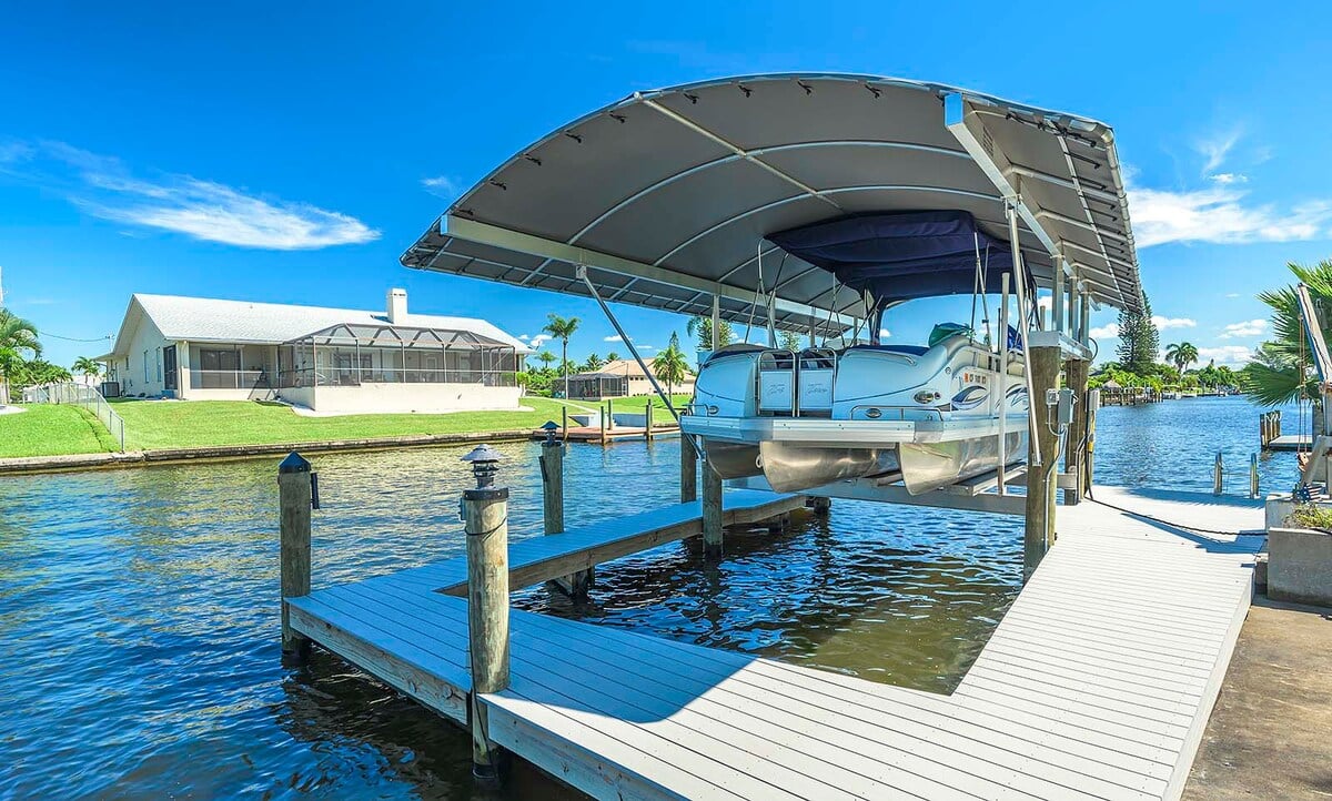 Beheizter Pool und Whirlpool auf der Lanai mit Blick auf den Kanal.