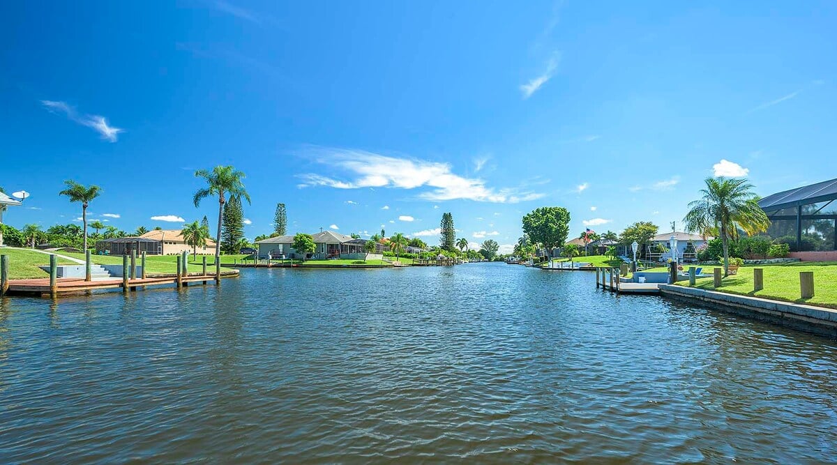 Beheizter Pool mit Whirlpool auf der Lanai am Kanal.