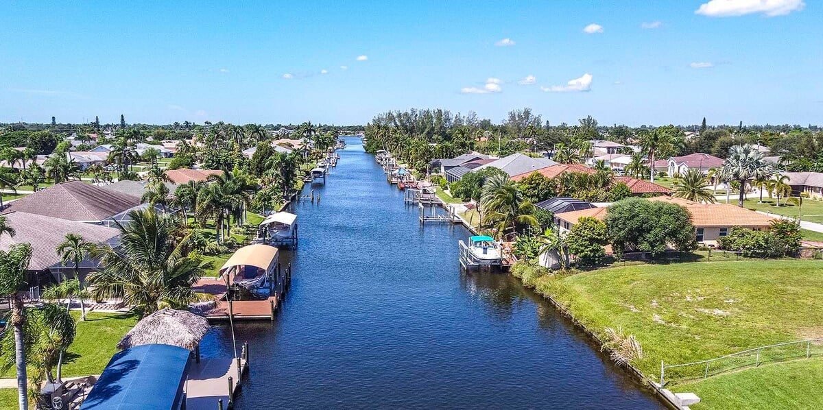Beheizter Pool und Whirlpool auf der Lanai am Kanal mit Bootsanleger.