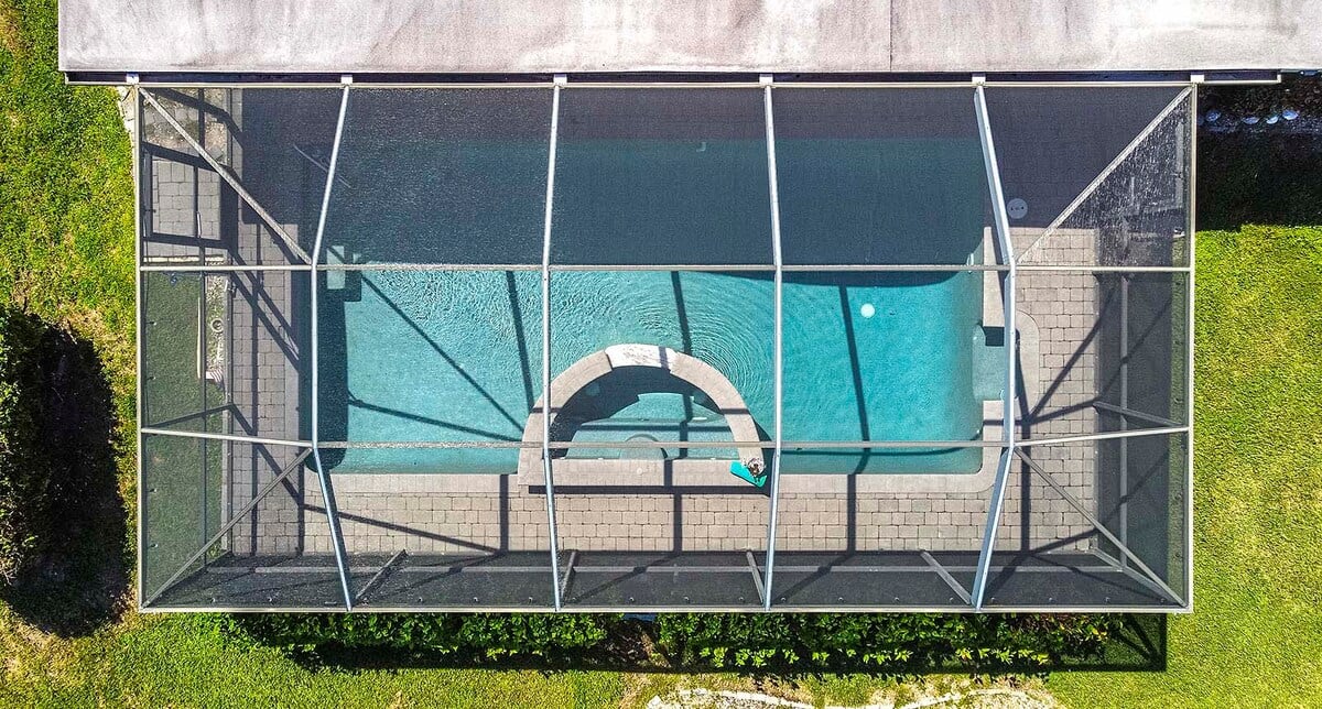 Beheizter Pool mit Whirlpool auf der Lanai am Kanal.