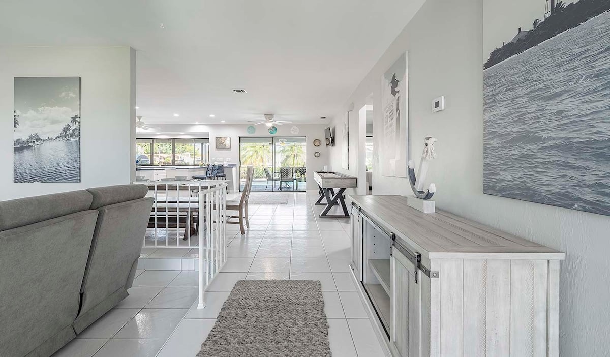 Beheizter Pool mit Whirlpool auf der Lanai am Kanal.