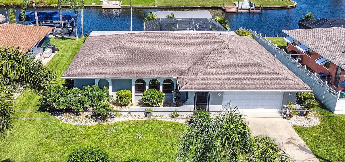 Beheizter Pool und Whirlpool auf der Lanai mit Blick auf den Kanal.