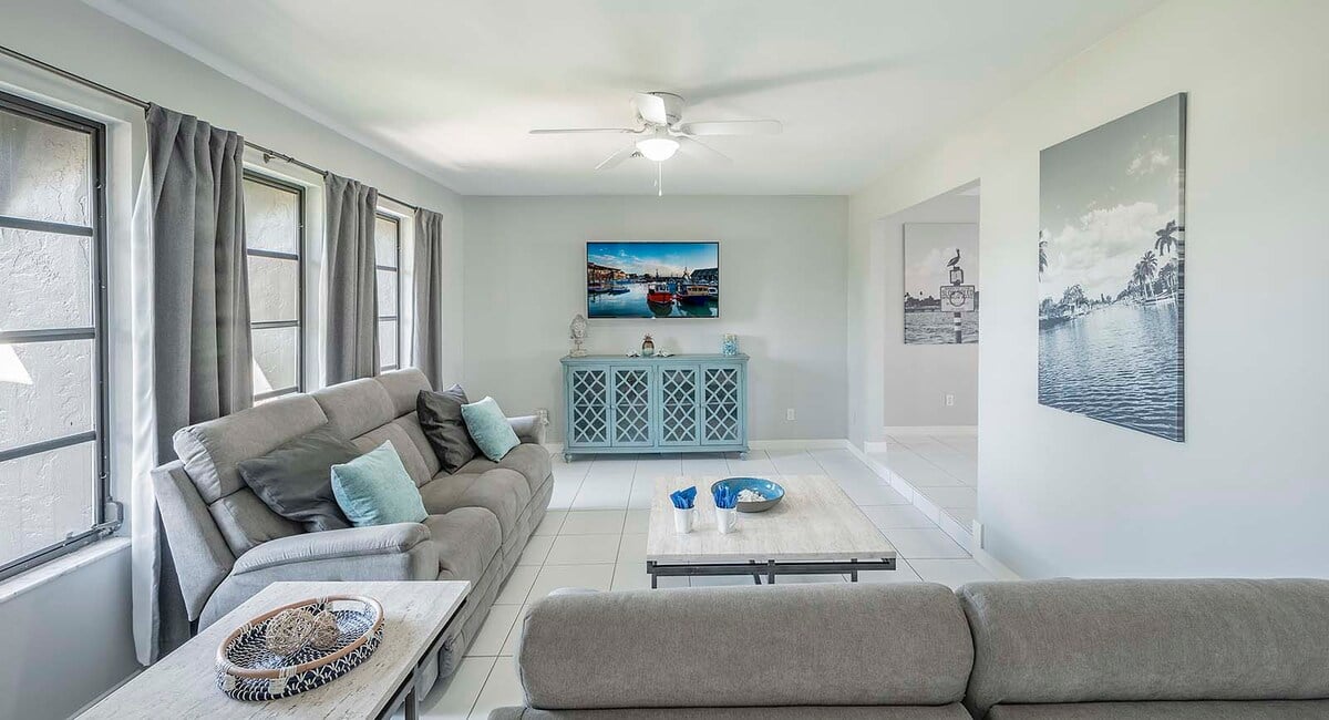 Beheizter Pool mit Whirlpool auf der Lanai am Kanal.