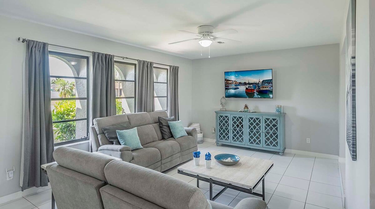 Beheizter Pool und Whirlpool auf der Lanai mit Blick auf den Kanal.