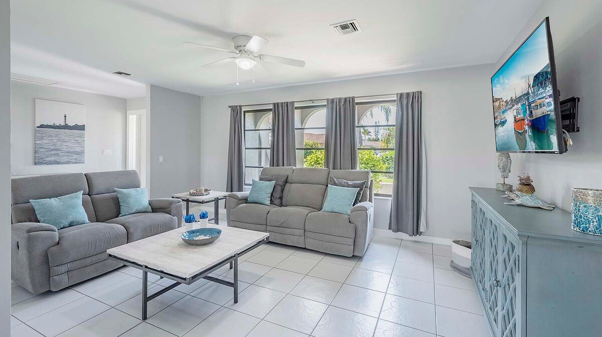 Beheizter Pool und Whirlpool auf der Lanai mit Blick auf den Kanal.