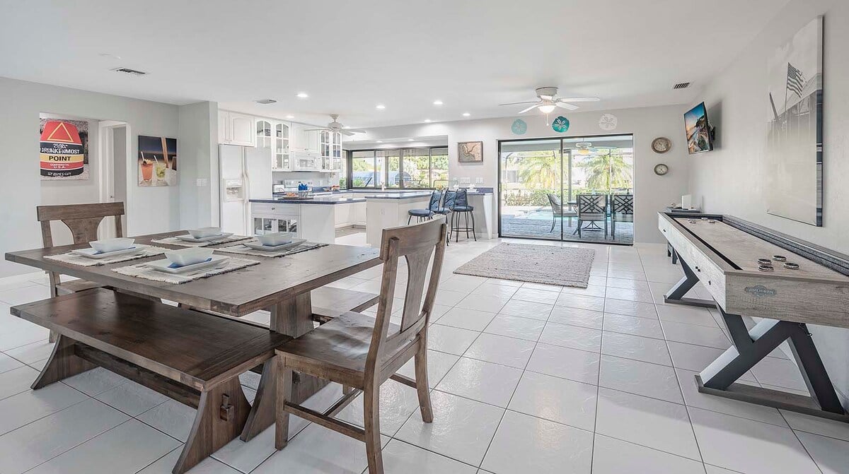 Beheizter Pool mit Whirlpool auf der Terrasse am Kanal.