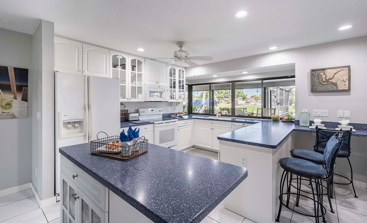 Beheizter Pool und Whirlpool auf der Lanai mit Blick auf den Kanal.