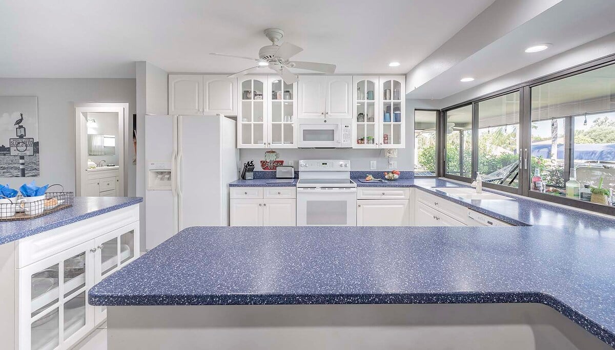 Beheizter Pool mit Whirlpool auf der Lanai am Kanal.