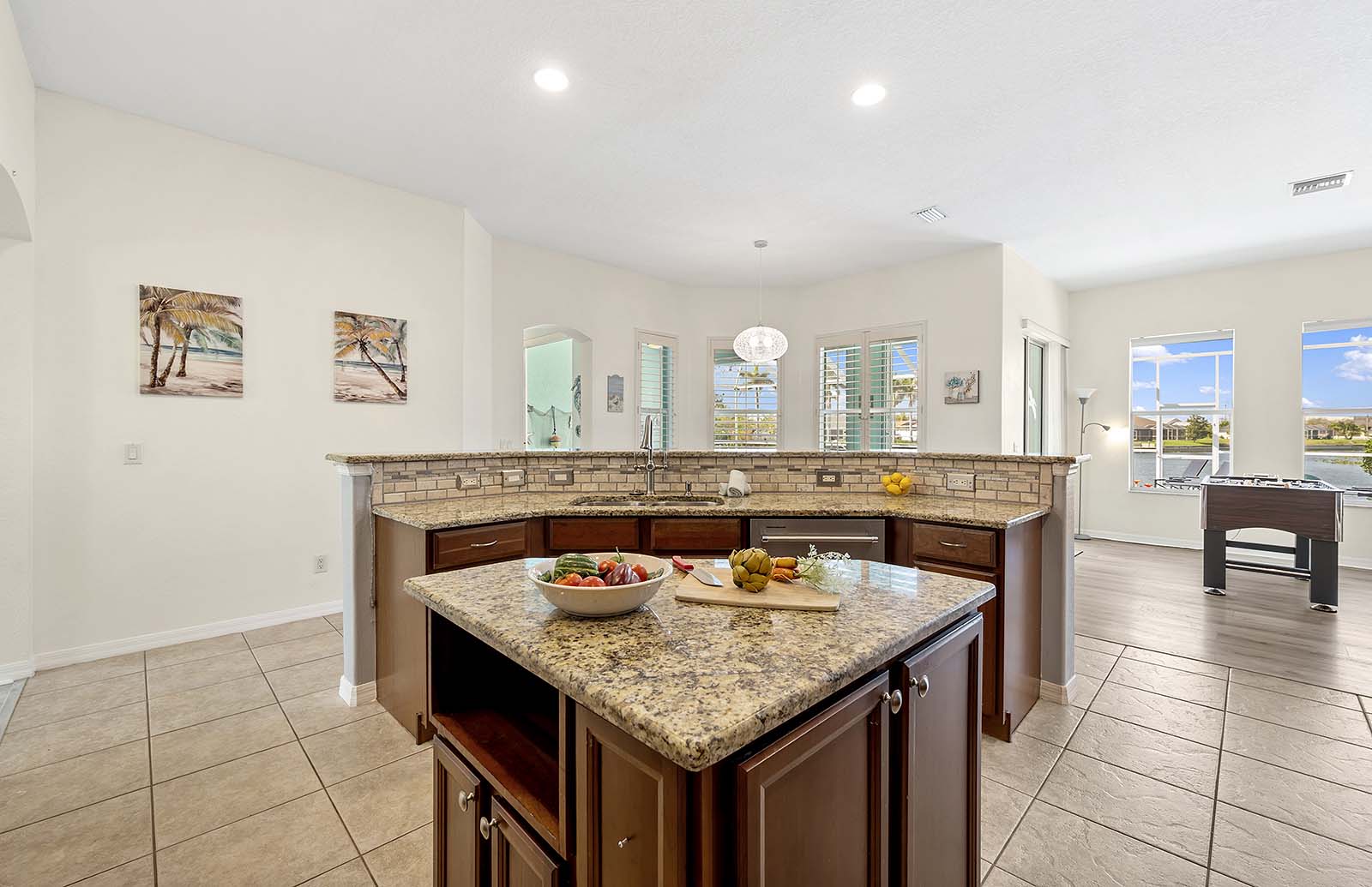 Privater Salzwasser-Pool mit Whirlpool auf der Lanai am Kanal.