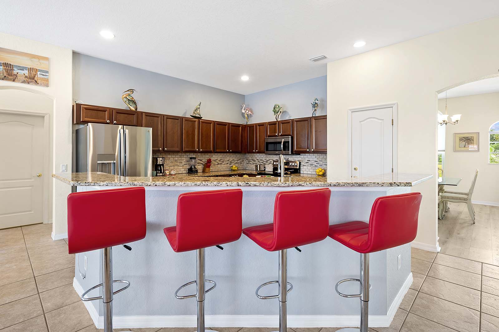 Überdachte Lanai mit Sitzbereich und Blick auf den Kanal.