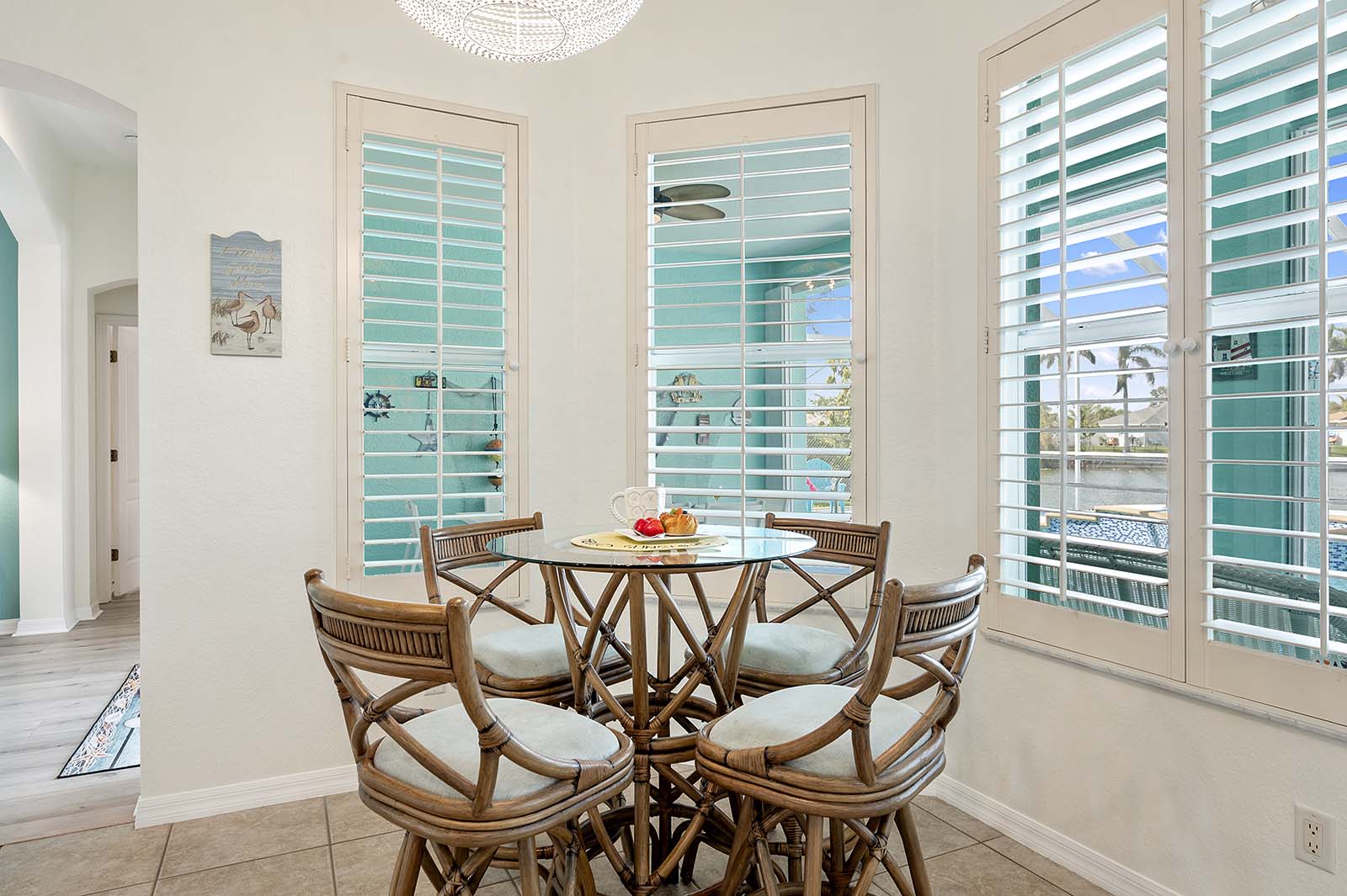 Überdachte Lanai mit Sitzbereich und Blick auf den Kanal.