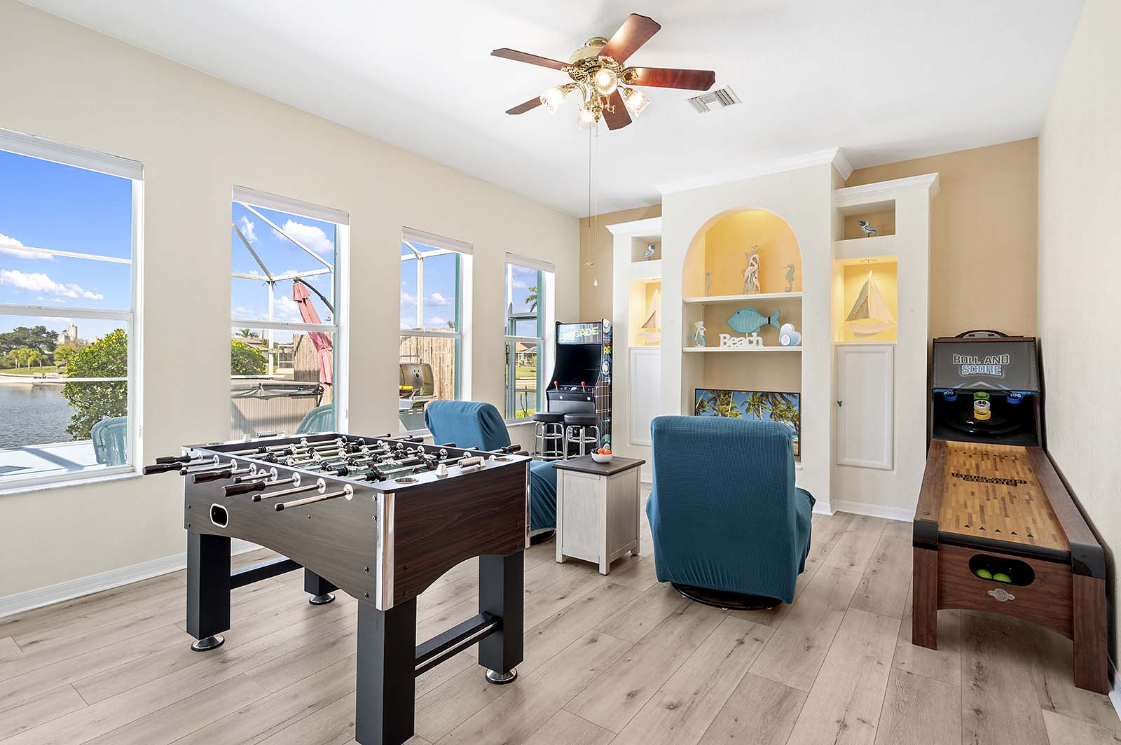 Überdachte Lanai mit Sitzbereich und Blick auf den Kanal.