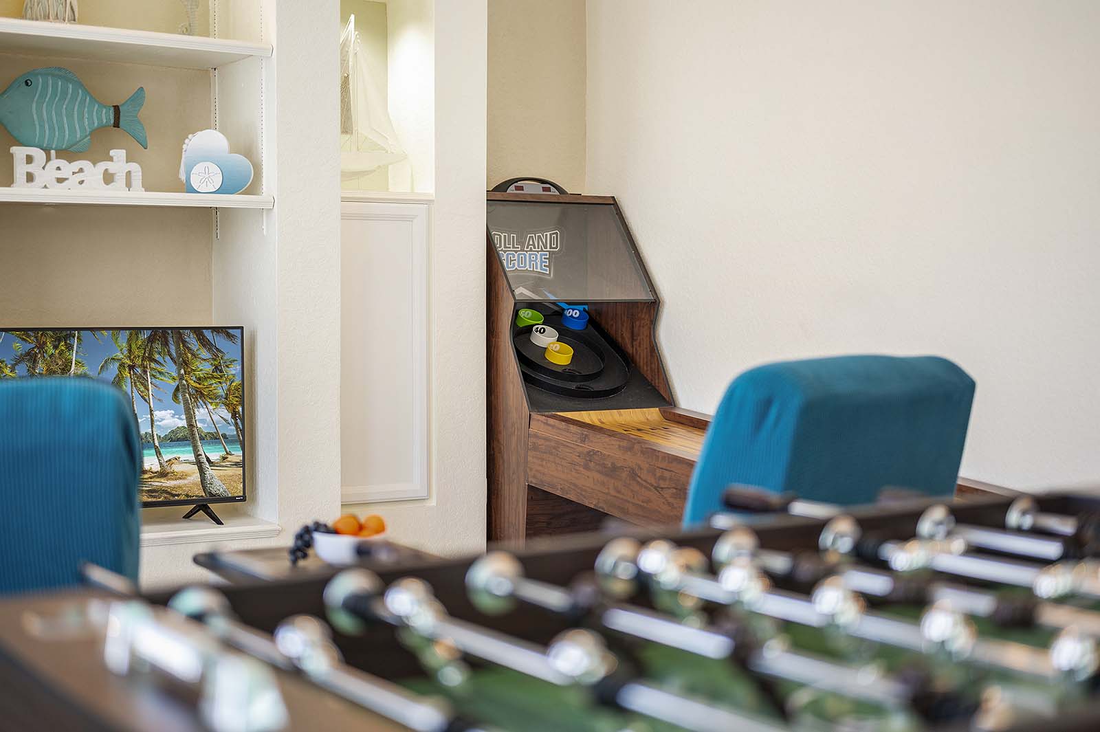 Überdachte Lanai mit Sitzbereich und Blick auf den Kanal.