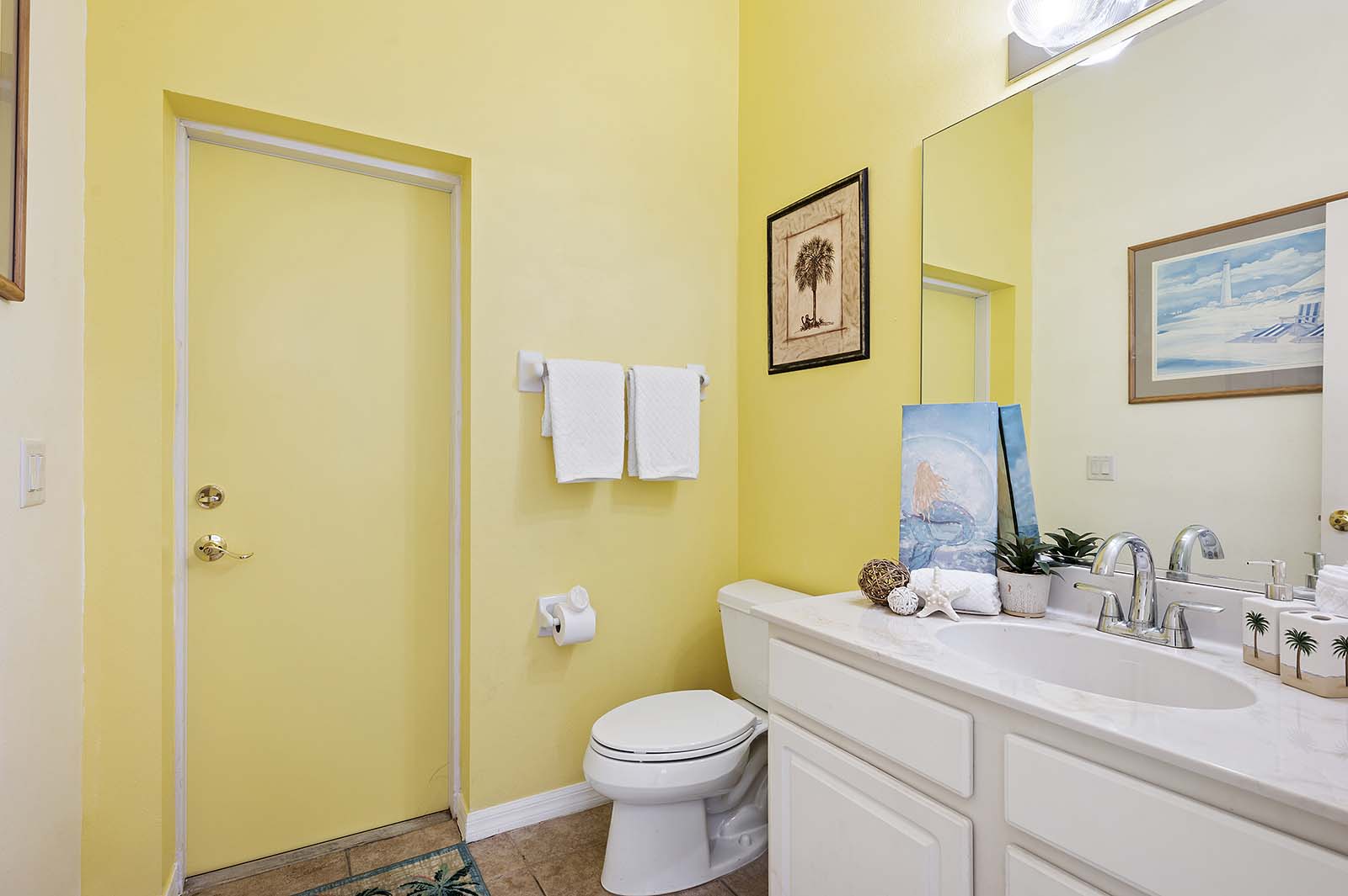 Außenbereich mit Salzwasser-Pool, Whirlpool und Blick auf den Kanal.