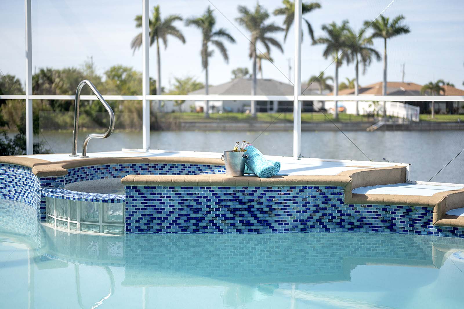 Überdachte Lanai mit Sitzbereich und Blick auf den Kanal.