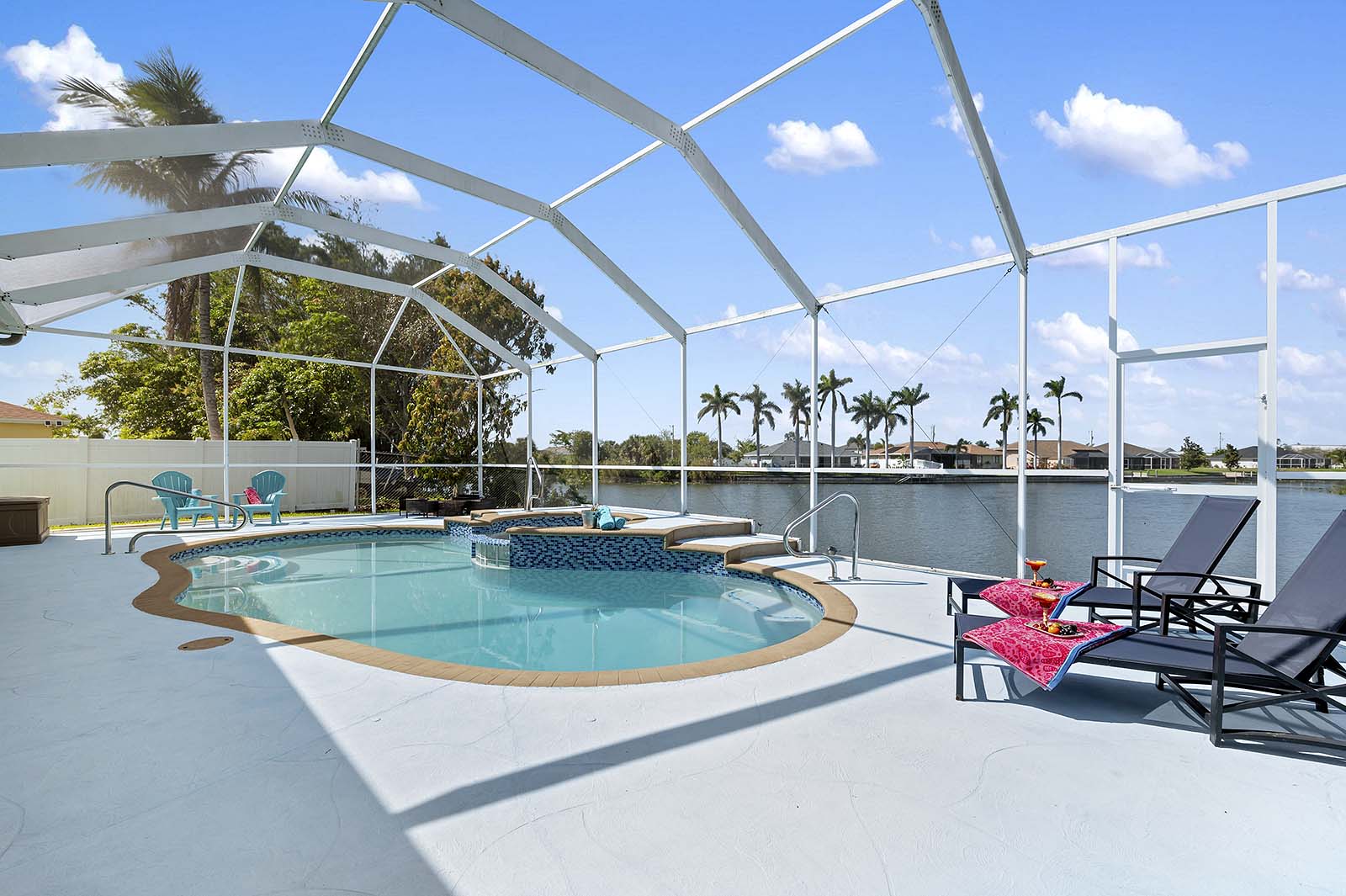 Überdachte Lanai mit Sitzbereich und Blick auf den Kanal.