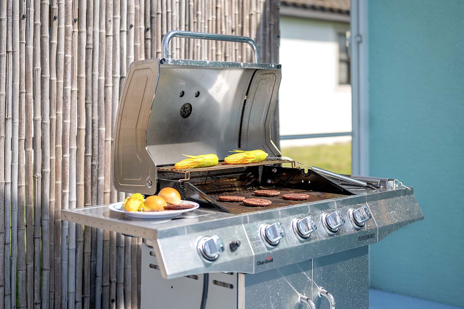 Überdachte Lanai mit Sitzbereich und Blick auf den Kanal.