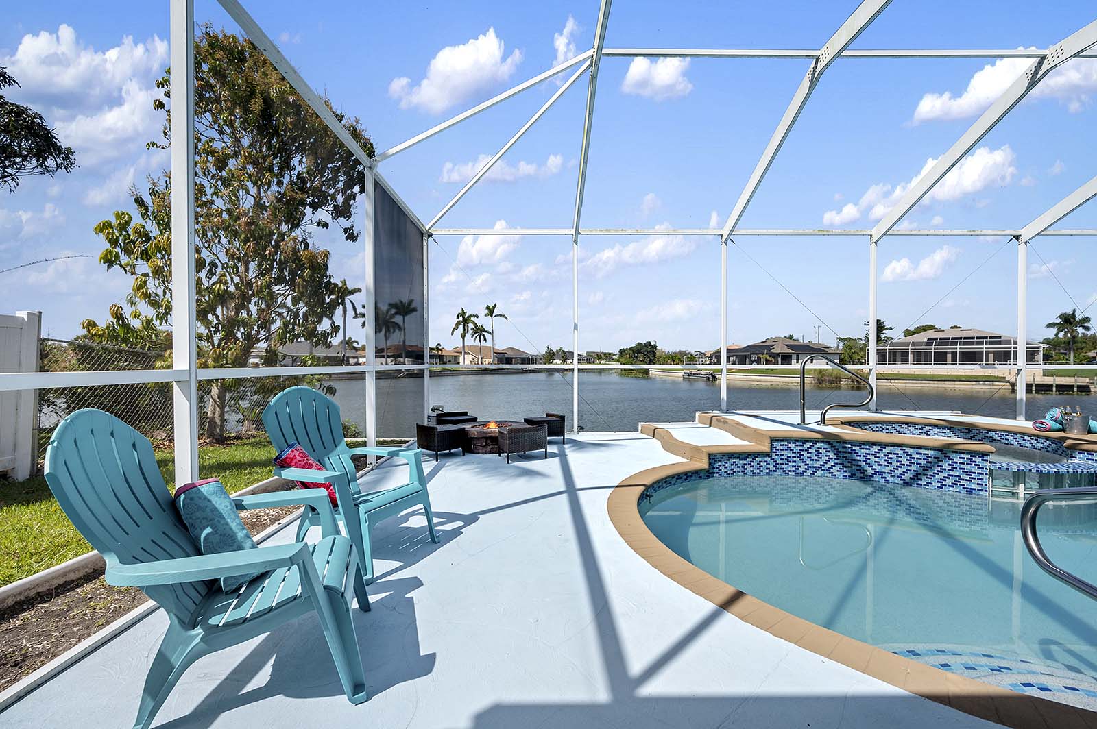 Überdachte Lanai mit Esstisch und Blick auf den Kanal.