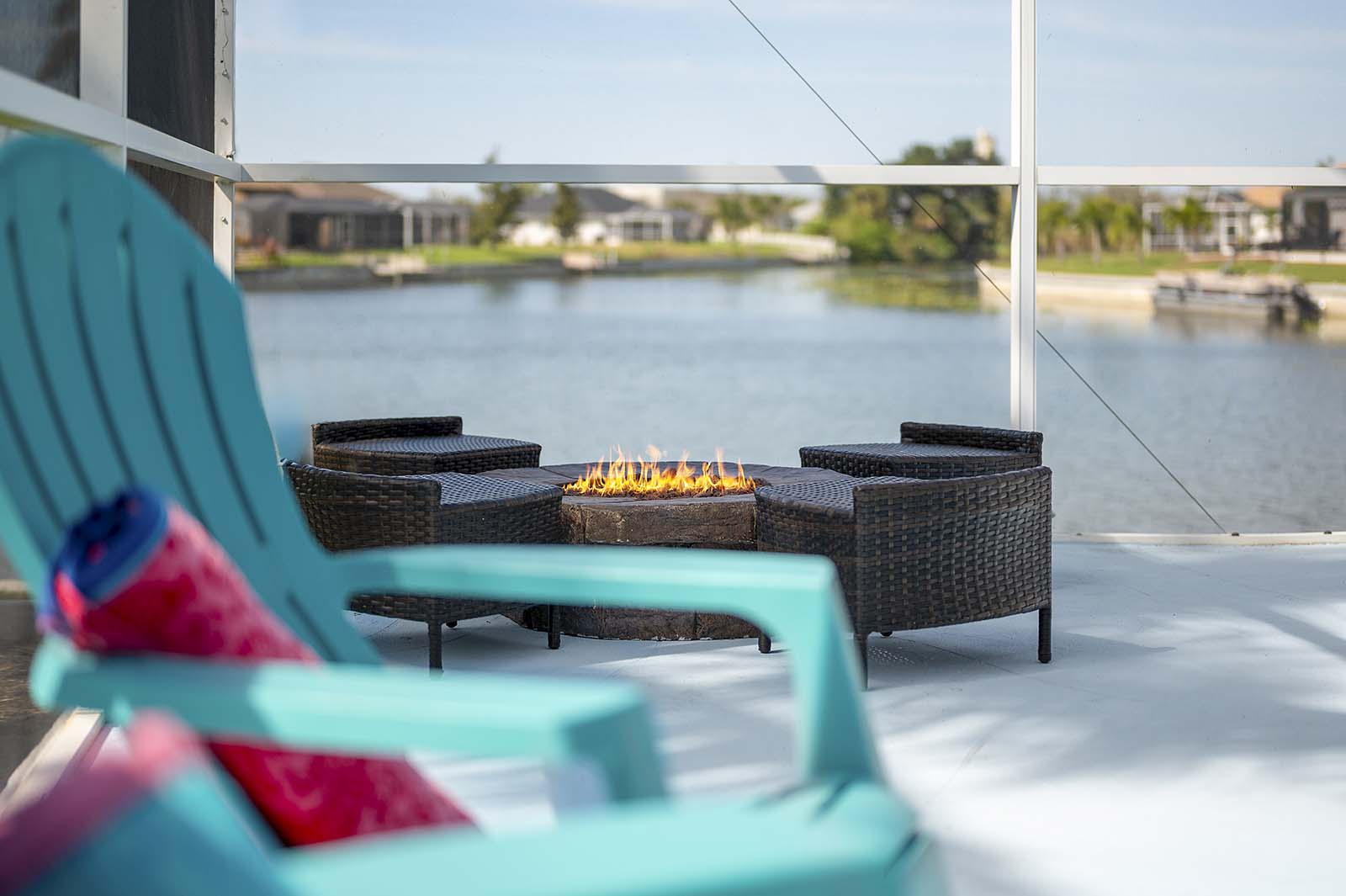 Überdachte Lanai mit Sitzbereich und Blick auf den Kanal.