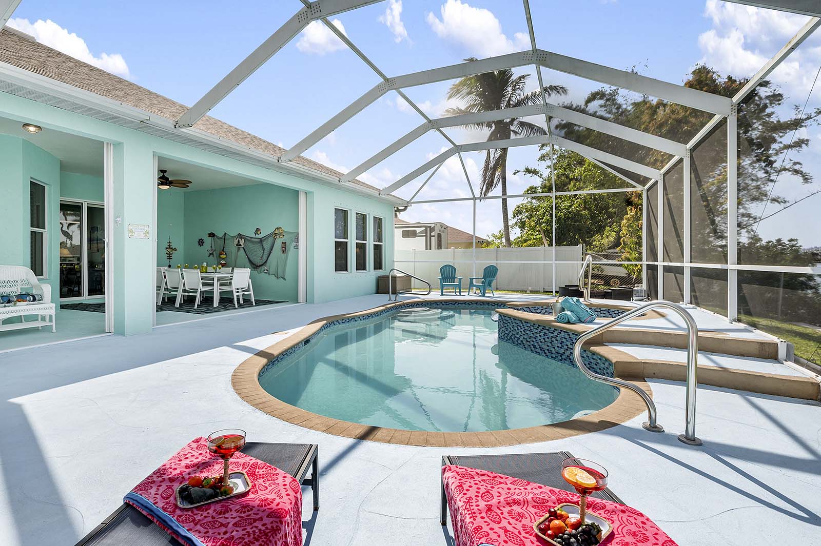 Überdachte Lanai mit Sitzbereich und Blick auf den Kanal.