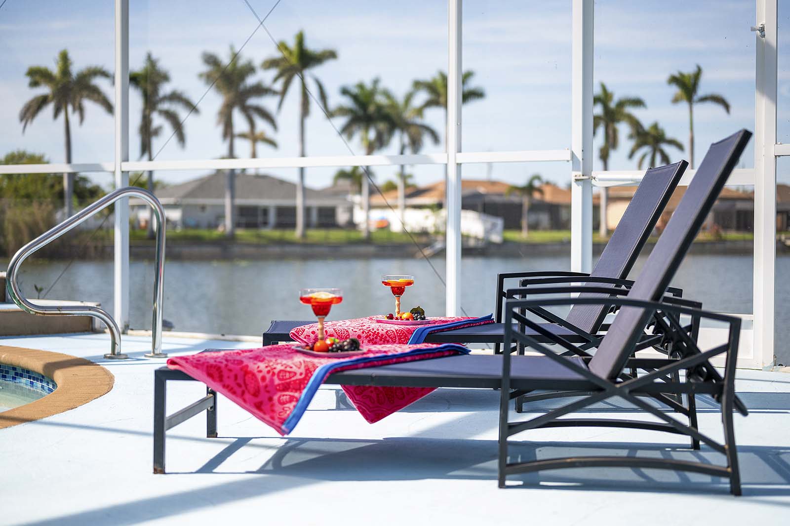 Überdachte Lanai mit Sitzbereich und Blick auf den Kanal.